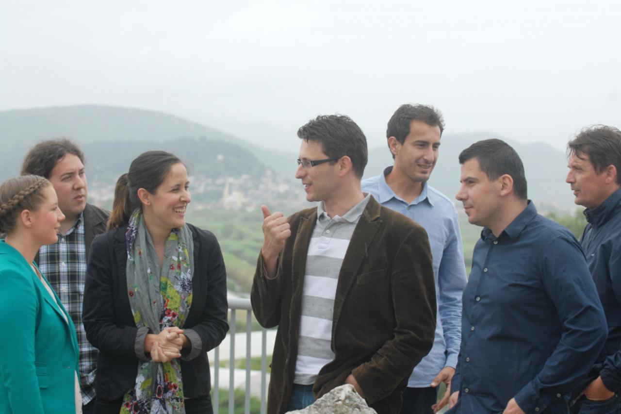 'ned...metkovic...23.05.2013...reportaza metkovic nakon prvog kruga lokalnih izbora...bozo petrov i most na krovu muzeja u vid foto:zoran grizelj vecernji list'