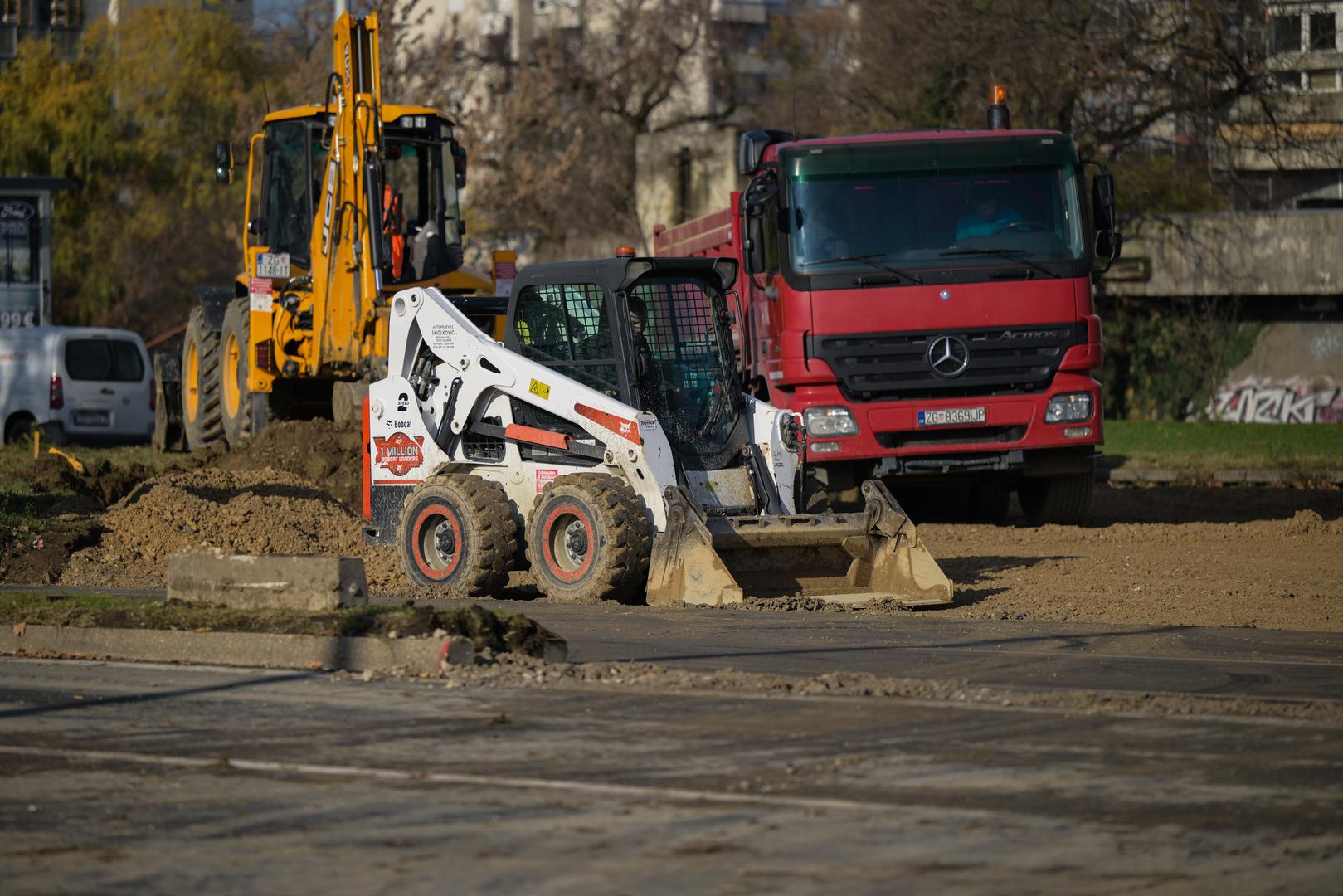 Grad Zagreb, naime, uvodi novo prometno rješenje koje uključuje izgradnju premosnice za dvije trake prema istoku, ukidanje lijevih skretanja i promjenu semaforskih ciklusa kako bi se povećala protočnost prometa. 