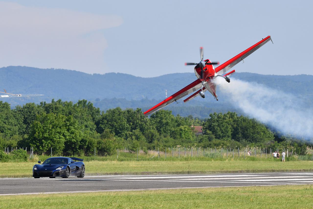 Varaždin: 'Fly Over' utrka: Rimac Nevera protiv aviona