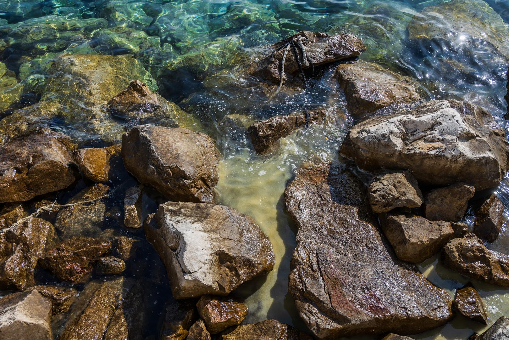 Spremnik je bio redovito održavan, s planiranim pregledom 2027. godine. Benzinska crpka u Križnoj luci zatvorena je do daljnjega, a razmjeri štete još se utvrđuju.