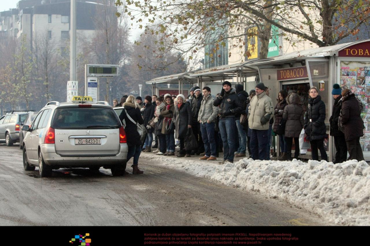'10.12.2012., Zagreb - Iako su snjezne oborine prestale, snijeg i dalje stvara poteskoce na prometnicama diljem Zagreba. Photo: Borna Filic/PIXSELL'