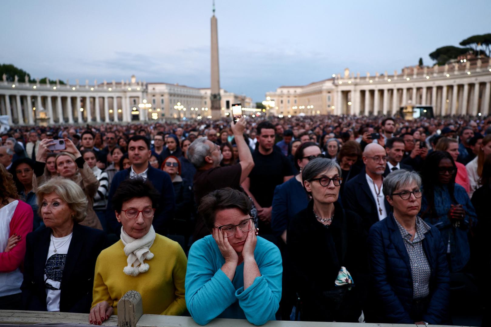 Čuje se samo tiha molitva i jecaji. 