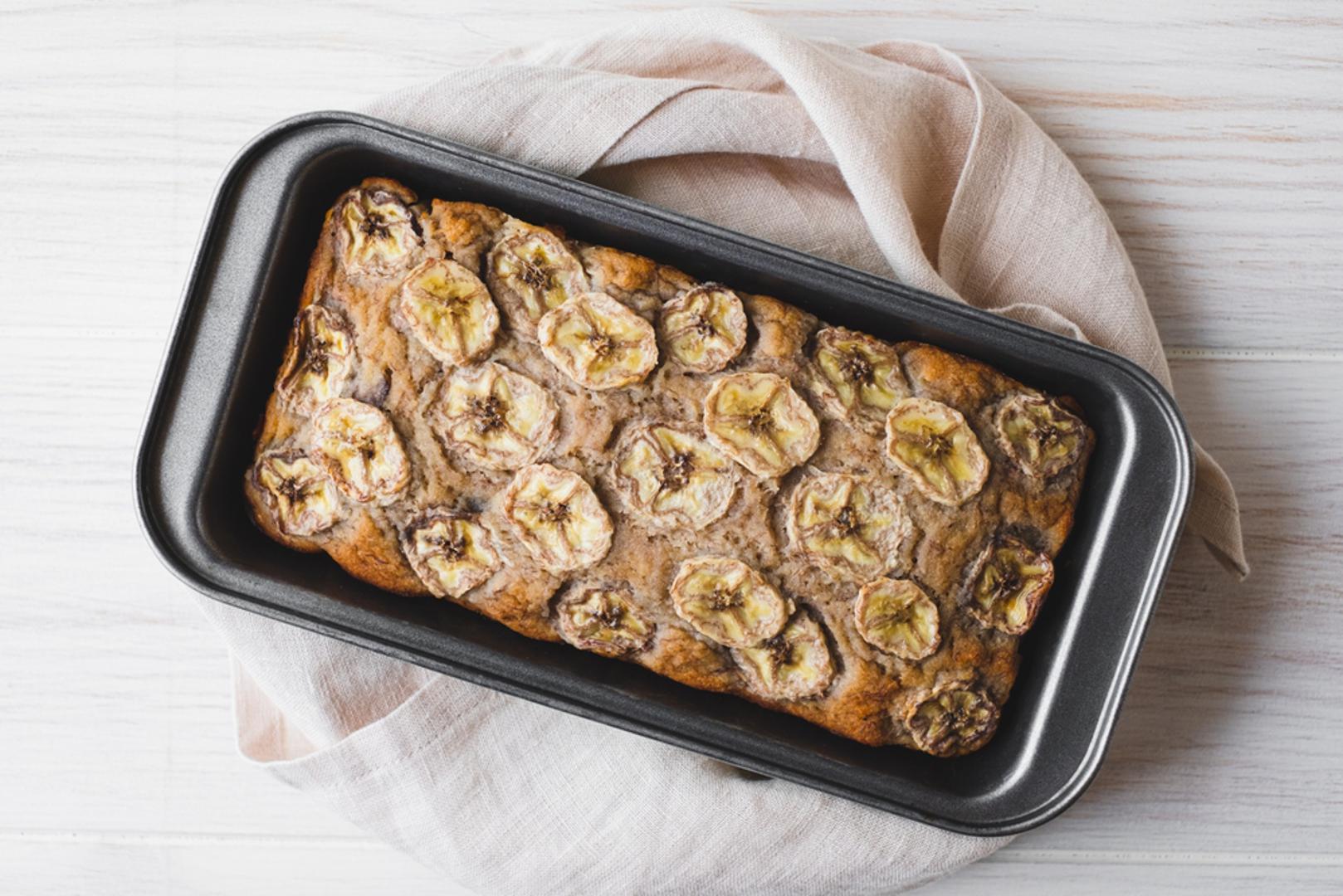 Kruh od banane: Pomiješajte tri zrele banane, dvije šalice brašna, šalicu šećera, jaje, žličicu praška za pecivo i malo cimeta. Pecite na 180°C oko 50 minuta. Rezultat je mekani i mirisni desert koji svi obožavaju.