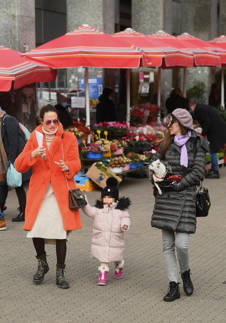 Nakon toga pozornost joj je pripala zbog veze s proslavljenim Vatrenim te predsjednikom HNS-a Davorom Šukerom, ali vezi je došao kraj nakon 2 godine.