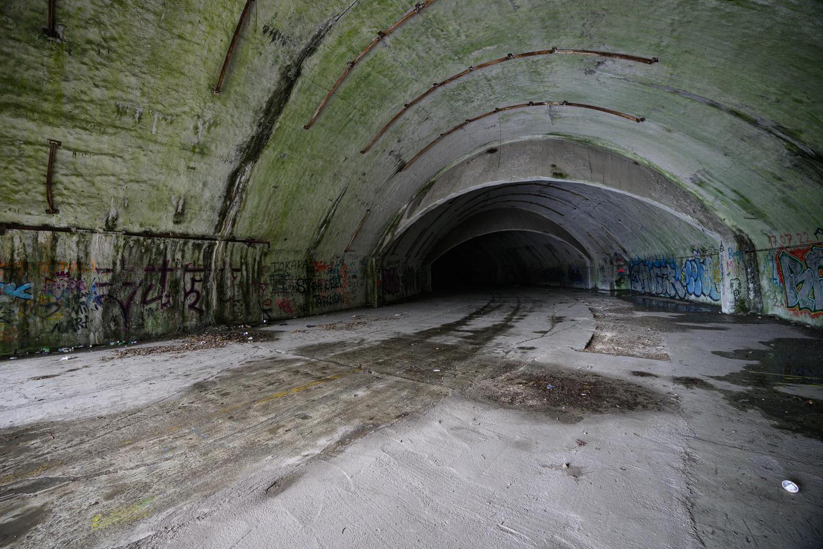 U svoje zlatno doba ta je baza u kilometrima dugim tunelima mogla primiti desetke MiG-ova 21 sovjetske proizvodnje. U svakom je trenutku imala dovoljne rezerve vode, zraka i struje, osigurane četvorima betonskim vratima teškima 100 tona.

