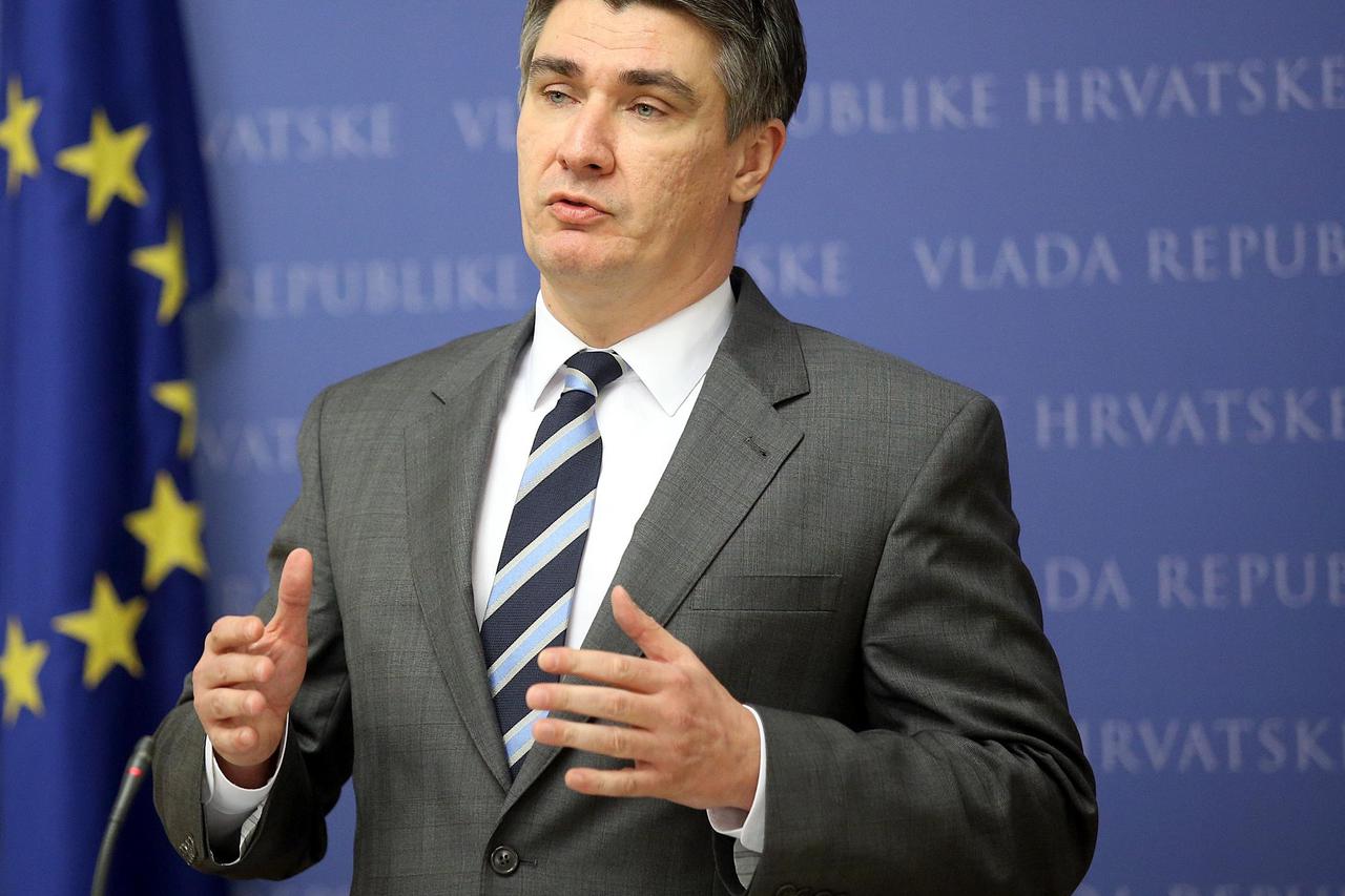 16.01.2015., Zagreb, Vlada RH - Izvanredna konferencija za novinare Predsjednika Vlade Zorana Milanovica. Premijer je na konferenciji objavio kako ce Vlada Saboru uputiti izmjene Zakona o kreditiranju kojim se tecaj franka fiksira na 6,39 sljedecih ogdinu