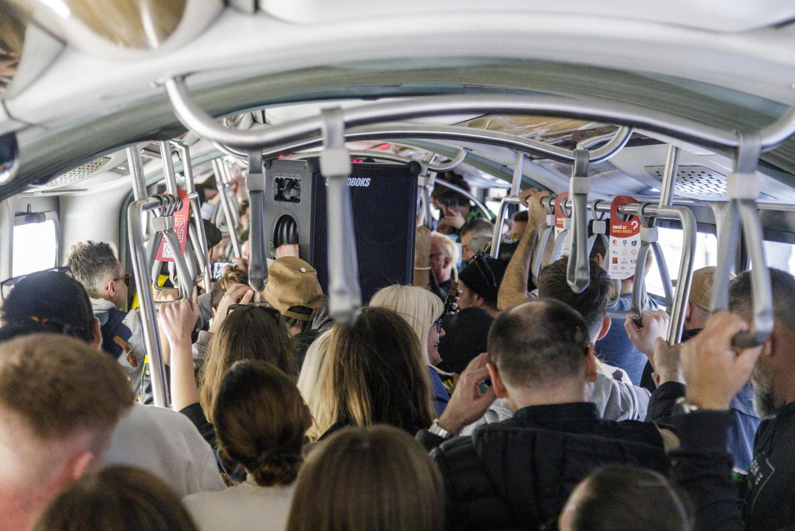 Poznati bend Dubioza Kolektiv svojim pojavljivanjem iznenadio je Zagrepčane. Naime, Dubioza Kolektiv održali su nastup u tramvaju i oduševili sve prisutne. 