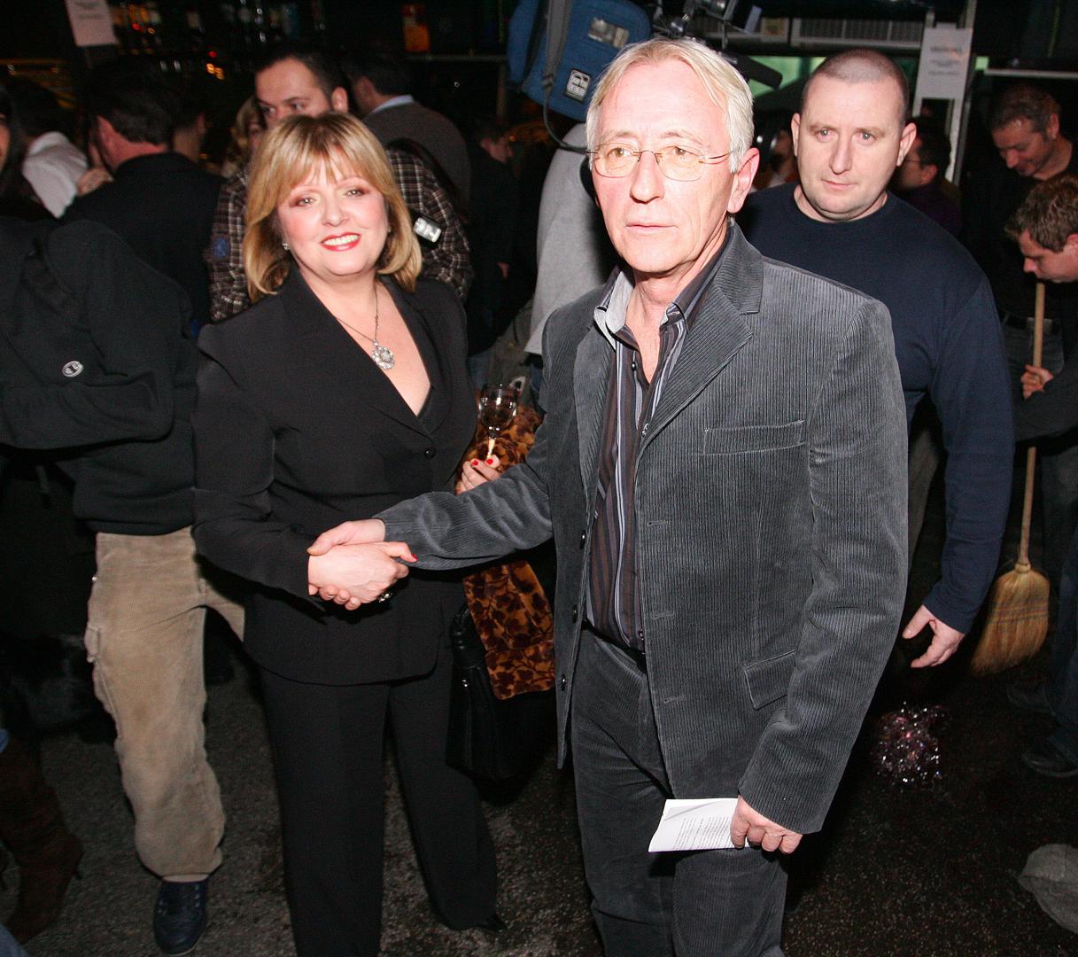 Obitelj nikada nije doživljavala Olivera kao slavnog pjevača. Vesna se rijetko pojavljivala u javnosti, a priznaje da je samo jednom sjedila u prvom redu na njegovu koncertu — u slavnoj pariškoj Olympiji.