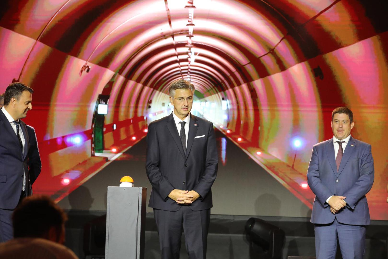 Tunelom Učka, od otvaranja prve cijevi 1981. godine prošlo je oko 80 milijuna vozila, dnevno ih tunelom prođe 14 tisuća, a za vrijeme najvećeg prometa ljeti do 18 tisuća dnevno, istaknuo je Silić, ilustrirajući značenje toga objekta za cestovni promet.