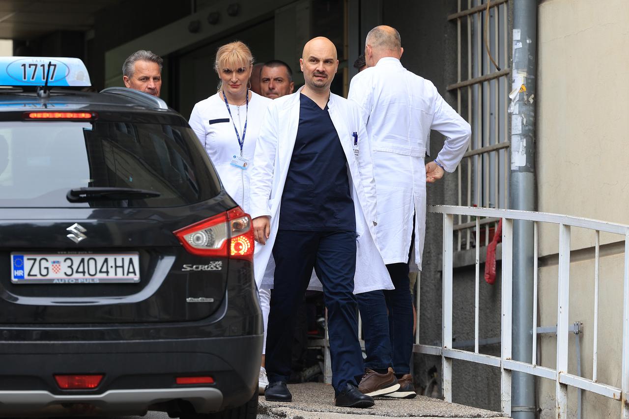 Odrzana konferencija za medije ravnatelja Davor Vagic i specijalist ortopedije i traumatologije Dinko Vidovic ispred Klinike za traumatologiju KBC-a Sestre milosrdnice