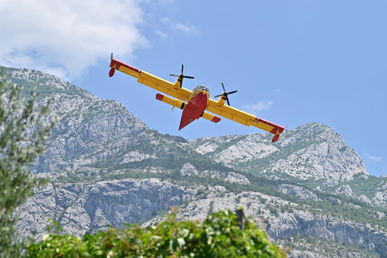 Makarska: Buknuo požar na Velikom Brdu