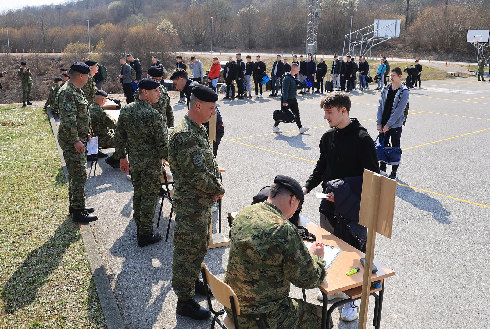 Tim povodom potpredsjednik Vlade i ministar obrane Ivan Anušić te načelnik Glavnog stožera Oružanih snaga RH, general-pukovnik Tihomir Kundid, posjetili su vojni poligon „Eugen Kvaternik“ kod Slunja gdje su dočekali prve ročnike na početku osposobljavanja.