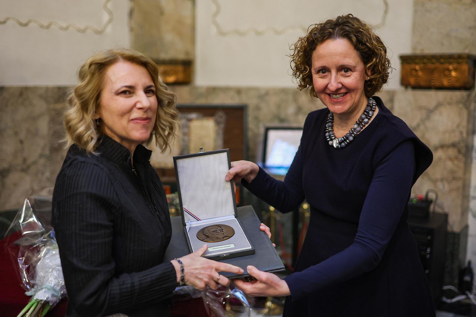 Patricija Horvat diplomirala je engleski i njemački jezik i književnost te se od 2004. bavi prevođenjem, a aktivna je i kao književna promotorica i moderatorica te voditeljica književnog programa "Bookvica" u Splitu te splitskog festivala "Pričigin"