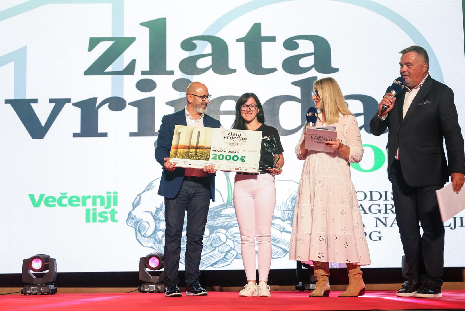 Državni tajnik u ministarstvu poljoprivrede Zdravko Tušek uručio je 'Mliječnog Oskara' OPG-u Latki 