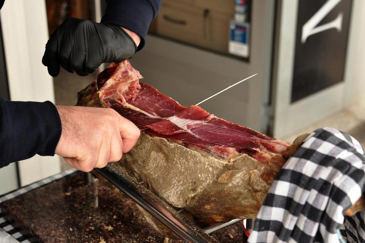 Pula: Subotnja gužva na tržnici