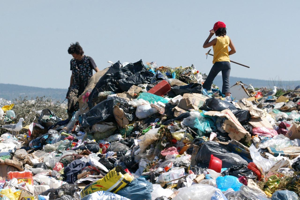 'ZADAR, 09.04.2010. Deponij \'Bastijun\' pored Biograda. Danas je odr\\u009Eana javna rasprava o projektu sanacije deponija i izgradnje golf terena na toj lokaciji. Photo: Dino Stanin/PIXSELL'
