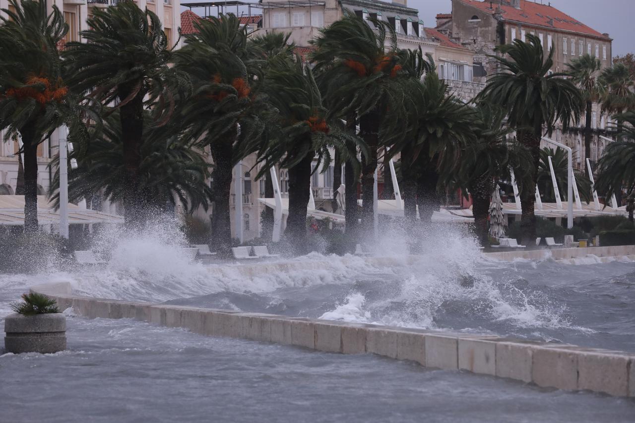 Olujno jugo u Splitu, more se izlilo na obalu