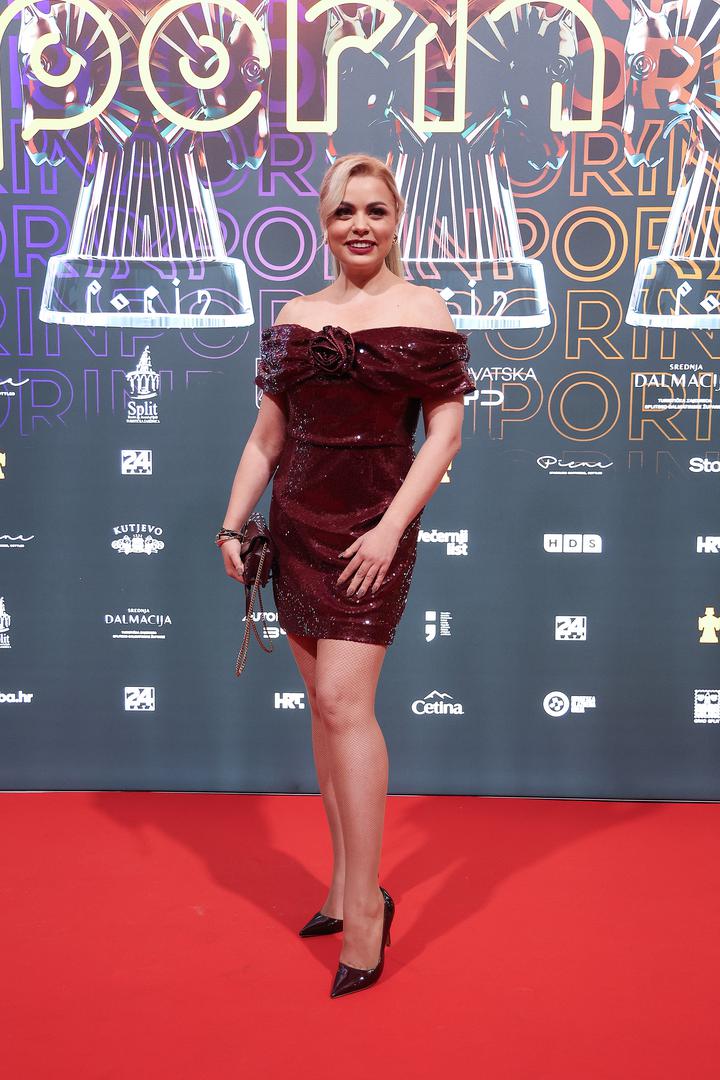 Osim njih, tepihom su prošetale i druge zvijezde s domaće glazbene scene poput bivše pjevačice Magazina Andree Šušnjare.