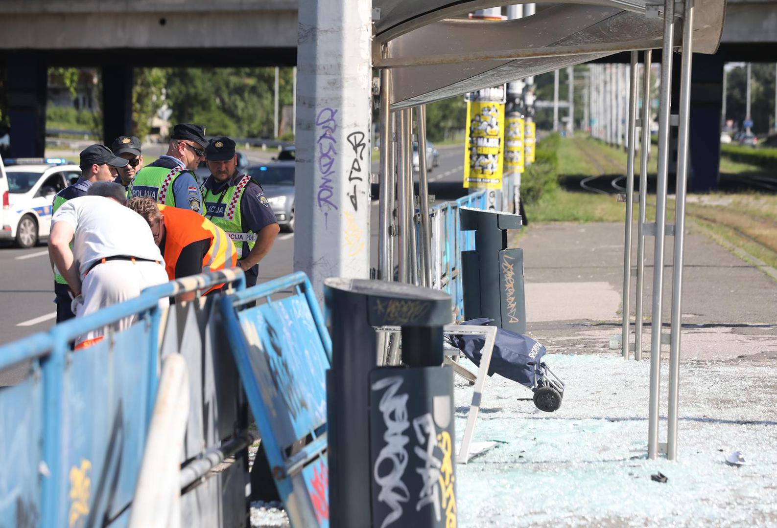 11.06.2022.,Zagreb - Vise ljudi ozlijedjno je u teskoj nesreci na Aveniji Marina Drzica .Vozac je automobilom pokupio tramvajsku stanicu na kojoj je bilo pjesaka Photo: Emica Elvedji/PIXSELL
