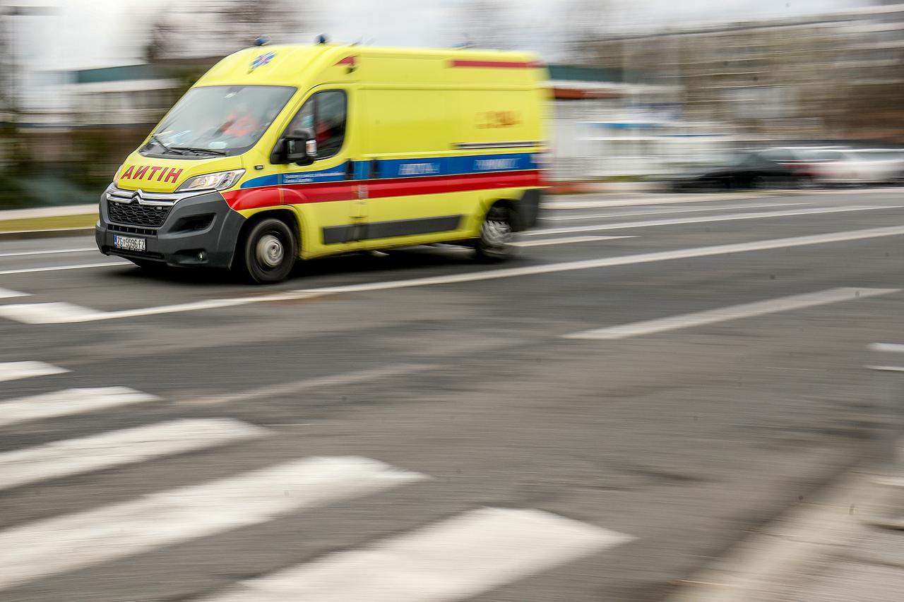 Zagreb: Djelatnici hitne pomoći točno u podne upalili sirene kako bi ukazali na svoje nezadovoljstvo 