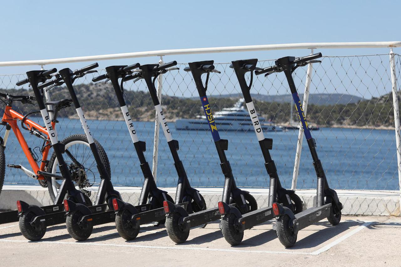 Od sutra nova pravila za električne romobile, nema više vožnje bez kacige