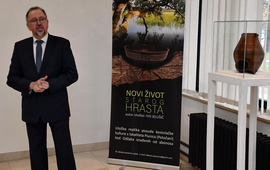 Slavonski Brod: Otvorenje izložbe "Novi život starog hrasta" Ive Jelušića