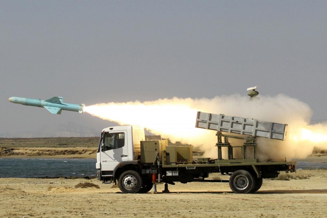 'Iranian short-range Nasr missile is launched on the last day of navy war games near the Strait of Hormuz in southern Iran on January 2, 2012. AFP PHOTO/JAMEJAMONLINE/EBRAHIM NOROOZI'