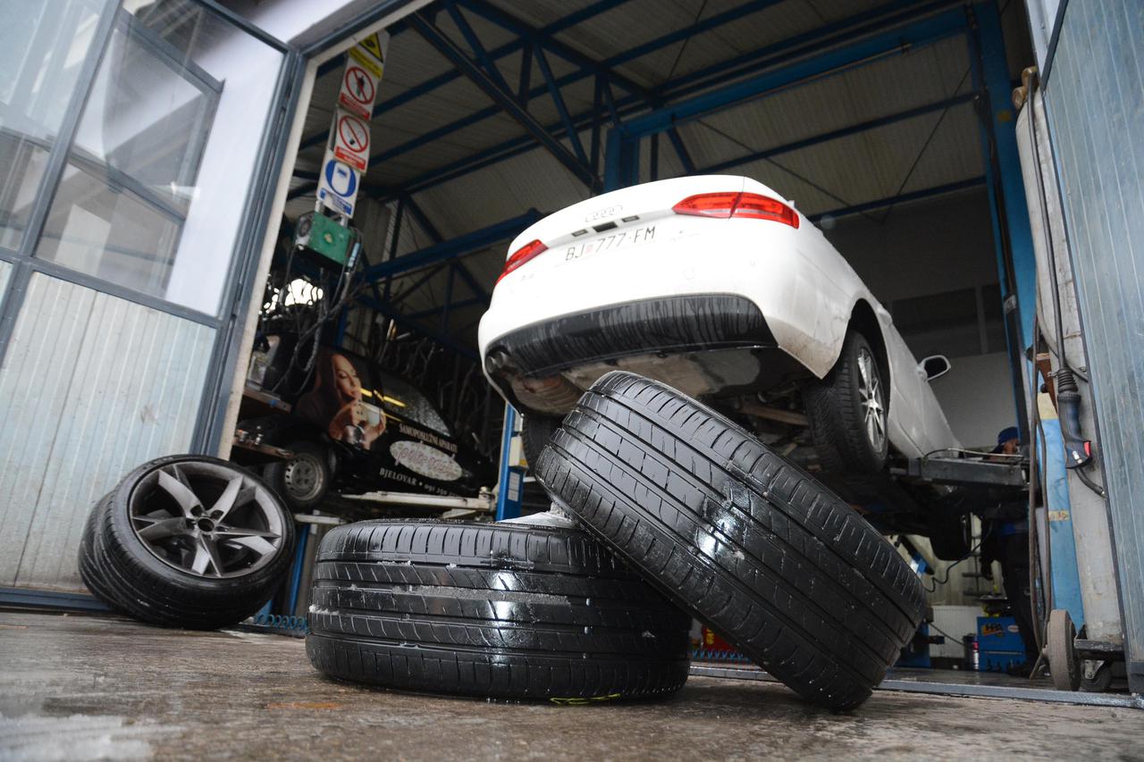 Prvi snijeg stvorio je velike gužve kod vulkanizera pa se na izmjenu guma čekalo po nekoliko sati