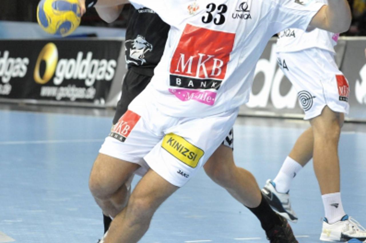 'Renato SULIC  ( #33 MKB Veszprem, HUN ), dahinter Nikola MANOJLOVIC ( # Rhein-Neckar-Loewen, GER )                                                                                            Foto © np