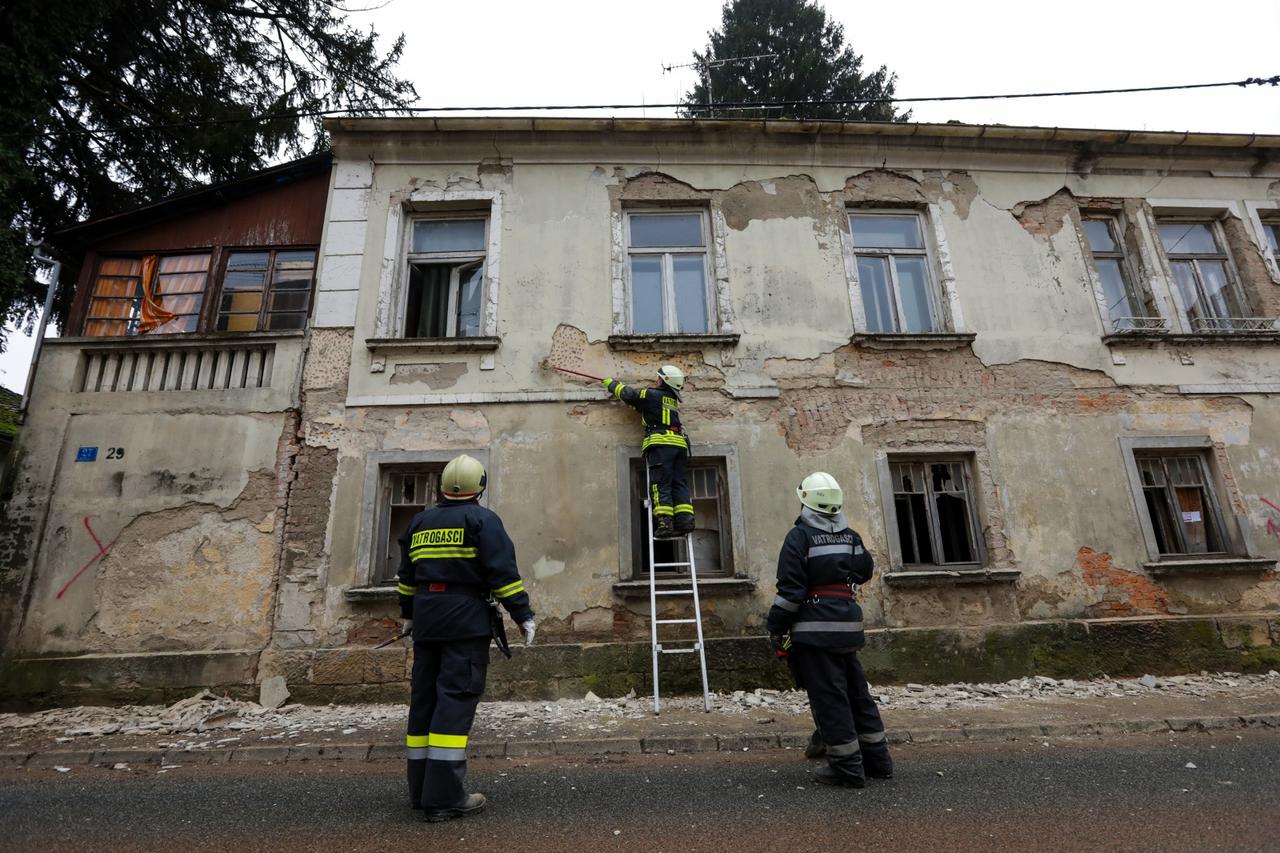 Pust grad Glina nakon potresa koji ju je potpuno uništio