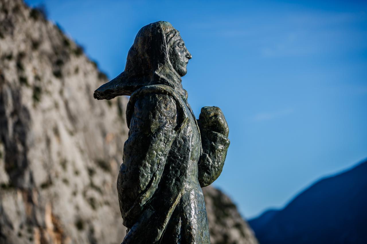 Na vidikovcu iznad kanjona Cetine stoji brončani kip Mile Gojsalić