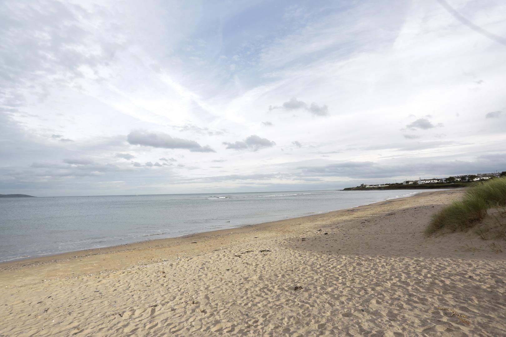 Nalazi se 16 kilometara sjeverno od Dublina, a leži između gradova Swordsa, Kinsealya i Portmarnocka.