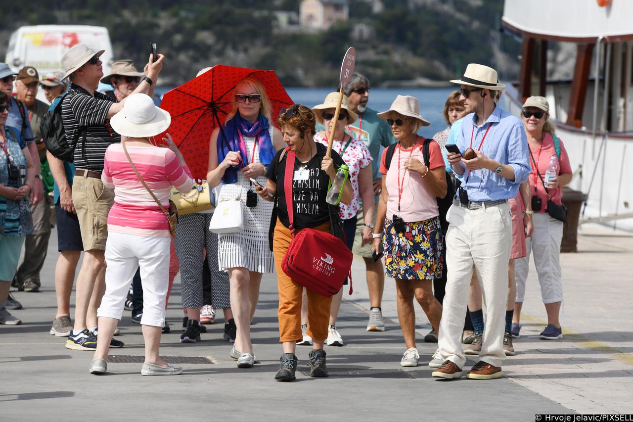 Šibenik: Turisti u obilasku stare gradske jezgre izvrsna su najava nove turističke sezone