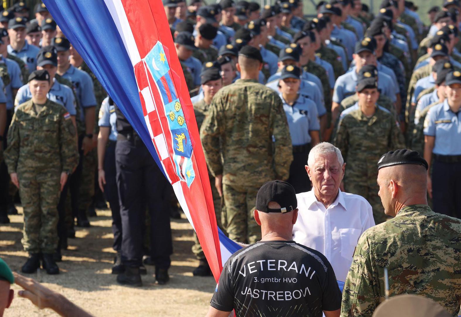 U svečanosti je sudjelovalo 245 kadeta Hrvatske vojske i polaznika Policijske akademije, koji su se postrojili u čast poginulim, nestalim i umrlim hrvatskim braniteljima.
