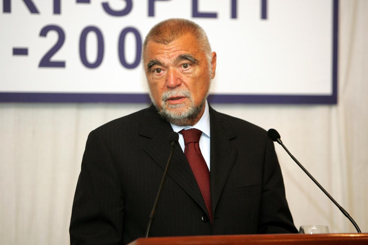 \'unutrasnja- 12.09.2009.- Split, Hrvatska -Predsjednik Mesic u Splitu povodom 65 obljetnice obnve sportske aktivnosti Hajduka. veceras ce na poljudu zaigrati vojska Hrvatske i V.Britanije. Photo:Ivan