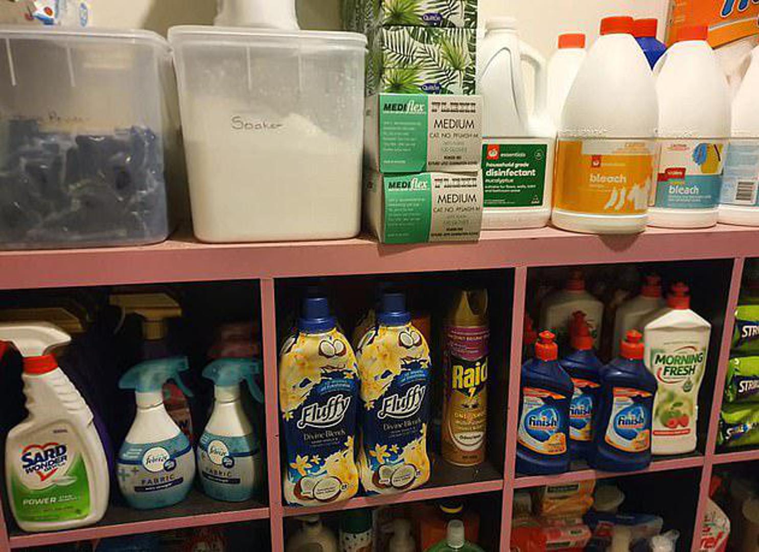 Osim hrane tu su i detrdženti i sredstva za čišćenje...