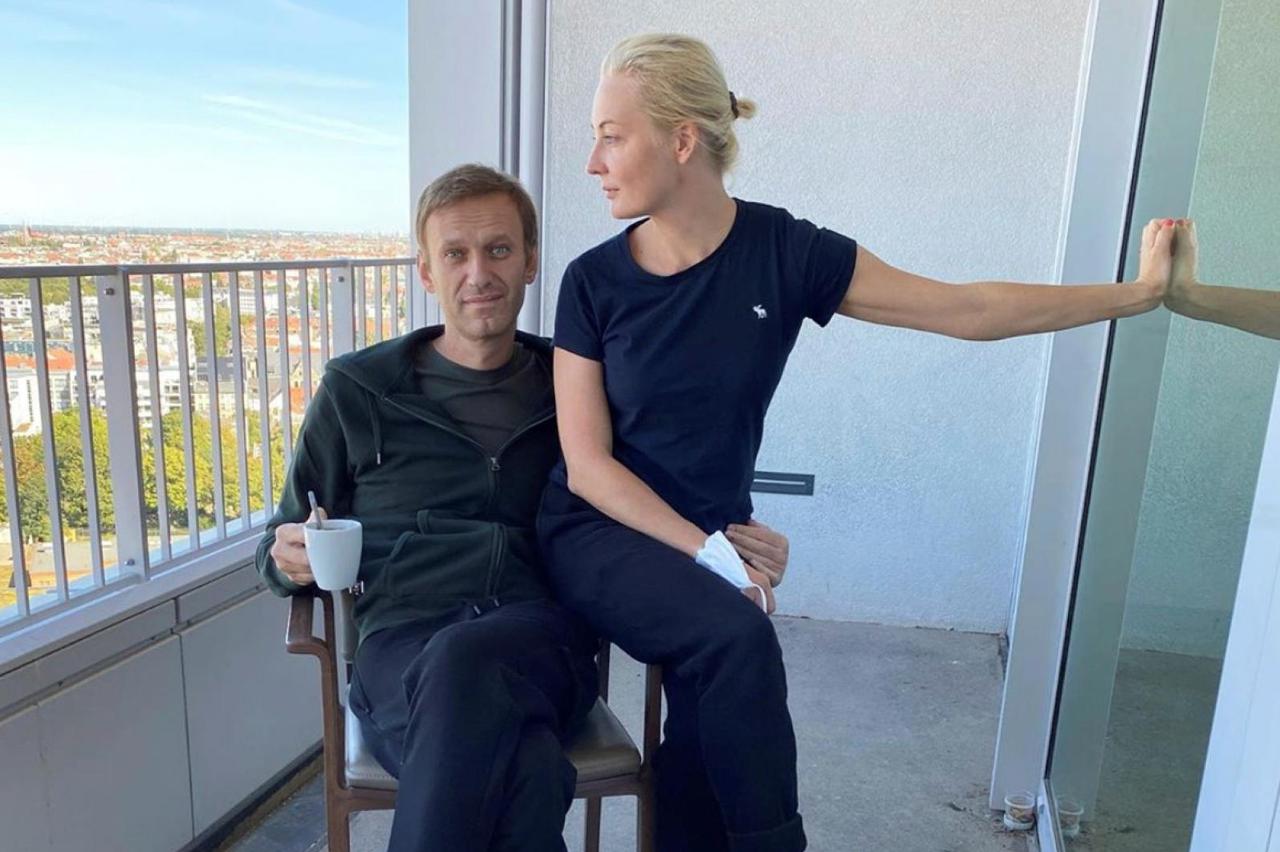 Russian opposition politician Alexei Navalny and his wife Yulia Navalnaya pose for a picture at Charite hospital in Berlin