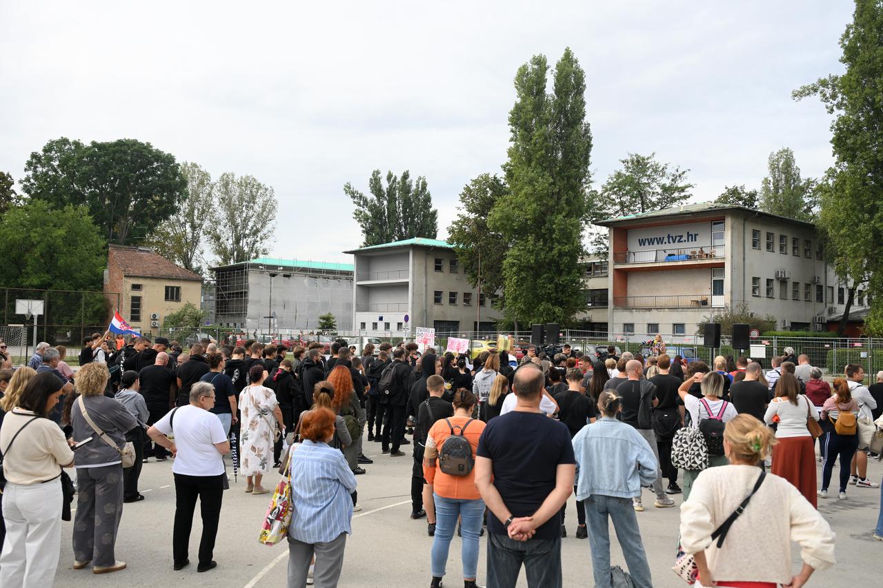 Zagreb: Prosvjed pred školom u kojoj je učenik izbo kolegu učenika