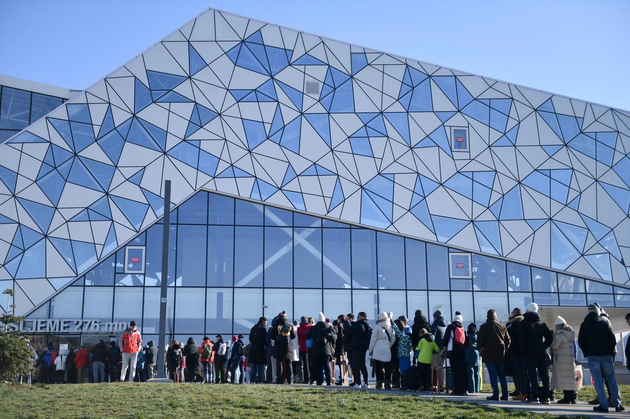 Zagrepčani pohrlili na Sljeme, veliki redovi za žičaru 