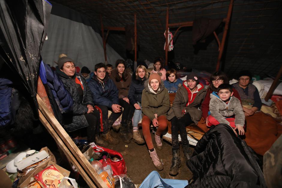 Doček Nove godine u Glini gdje su smješteni ljudi koji su ostali bez domova