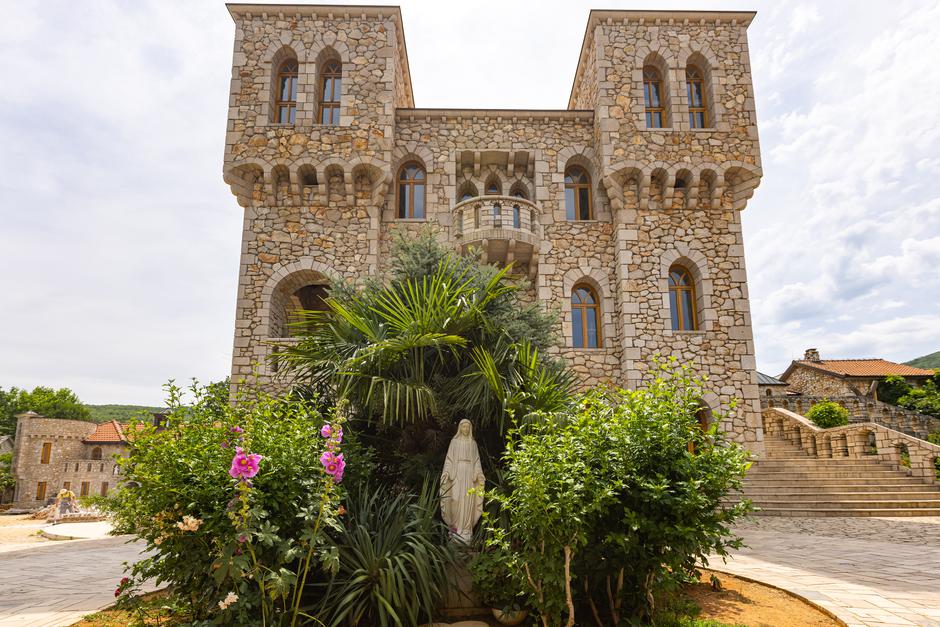 Milijunaš iz Kanade prije 23 godine sve rasprodao i počeo graditi dvorac u Međugorju