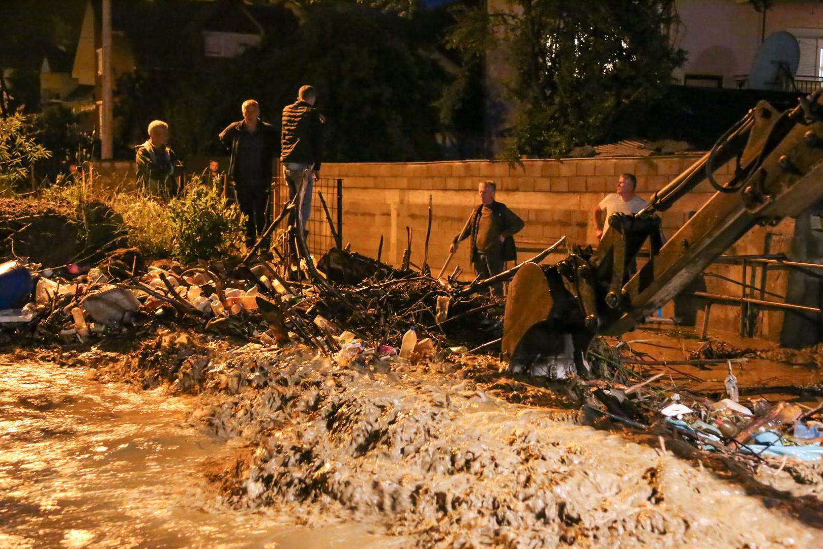 21, May, 2024, Novi Pazar - Novi Pazar was badly hit by the storm, the swollen river Trnavica spilled out of its bed, many citizens are stuck in their houses, teams are on the ground and carry out the necessary interventions. Photo: Elmedin Hajrovic/ATAImages21, maj, 2024, Novi Pazar - Novi Pazar tesko je pogodjen nevremenom, nabujala reka Trnavica izlila se iz svog korita,  brojni gradjani su zaglavljeni u kucama, ekipe su na terenu i vrse neophodne intervencije. Photo: Elmedin Hajrovic/ATAImages Photo: Elmedin Hajrovic/ATA Images/PIXS/PIXSELL
