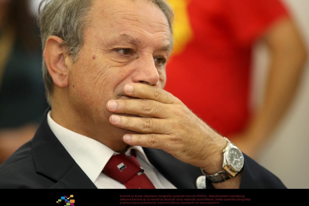 '05.06.2012., Vukovar - Ivo Josipovic druzit  s aktivistima udruge Palcic prilikom kojega ce OB Vukovar biti doniran reanimacijski topli stol. Donacija vrijedna 120 375 kuna koju su osigurale Narodne 