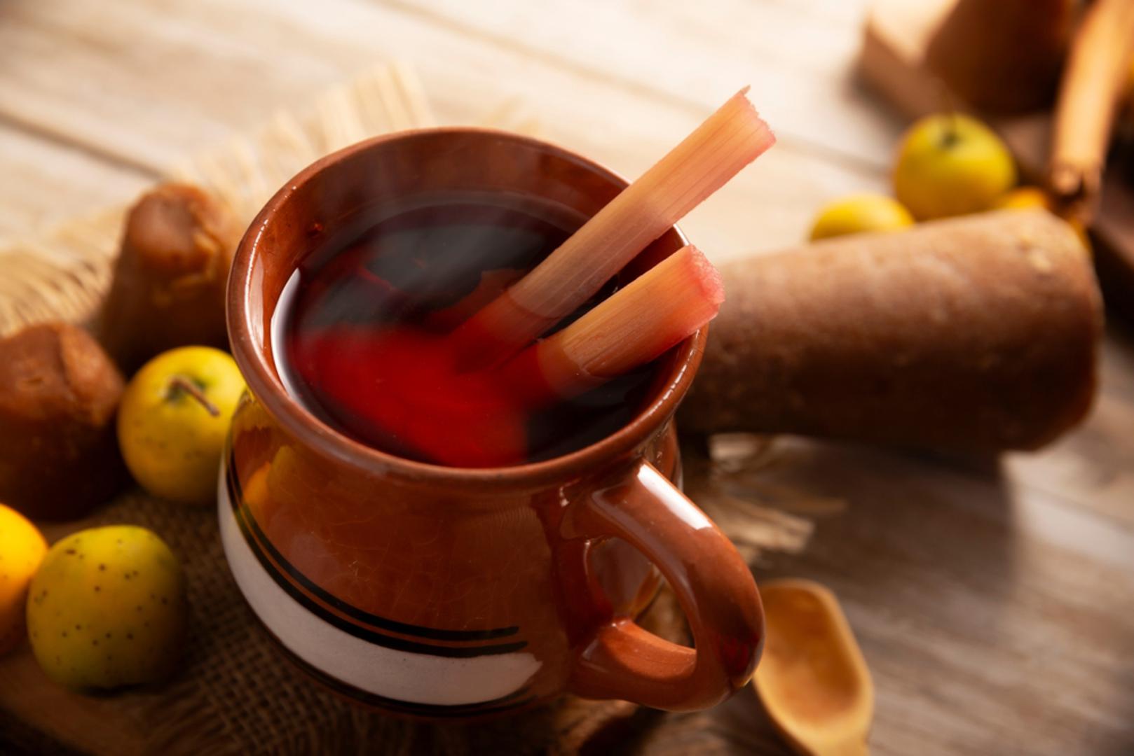 Božićni voćni punč s rumom: Voćni punč s rumom idealan je za društvo jer se lako priprema u velikim količinama. Sadrži sok od naranče ili jabuke, crni ili voćni čaj, malo crnog vina, ruma te mješavinu suhog voća koje se u toplini lijepo napuhne i pusti aromu. Na adventskim manifestacijama ovo je piće koje uvijek grije i obraze i raspoloženje, a kod kuće ga možete prilagoditi sebi s više ili manje alkohola.