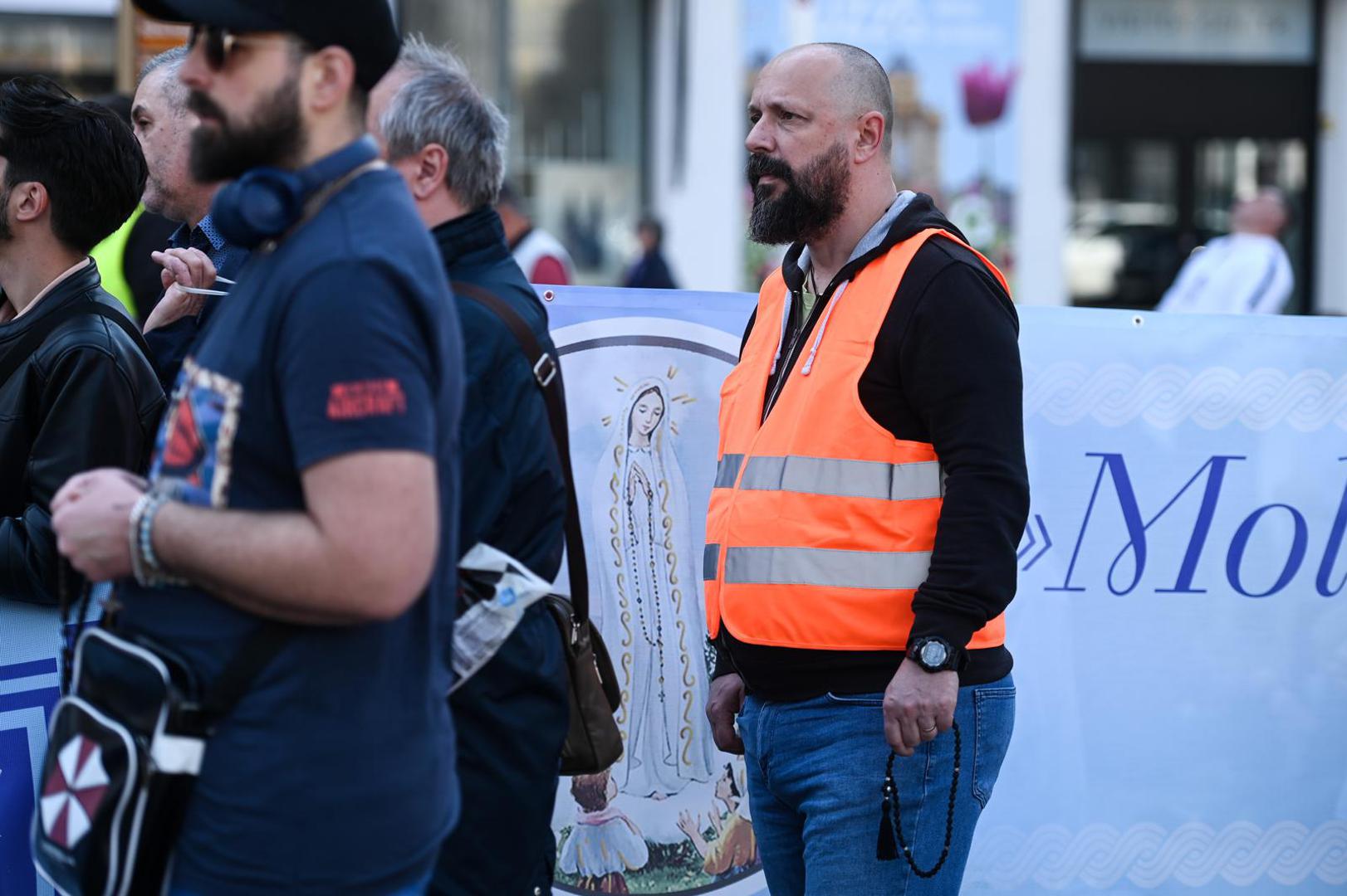 6.5.2023., Zagreb - Molitelji i kontra prosvjed na Trgu bana Jelacica Photo: Zoe Sarlija/PIXSELL