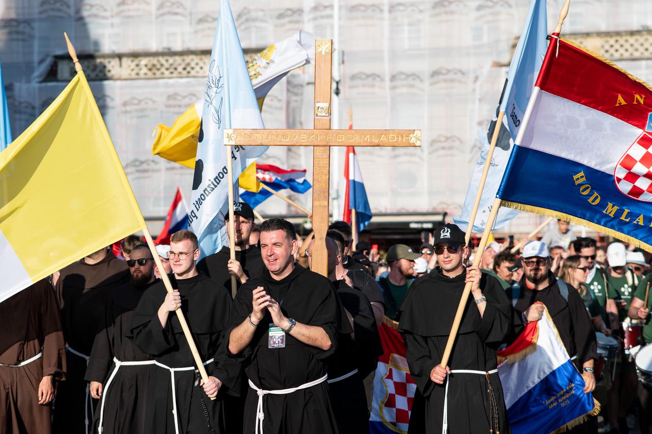 Zagreb: Antunovski hod mladih na Trgu bana Josipa Jelačića