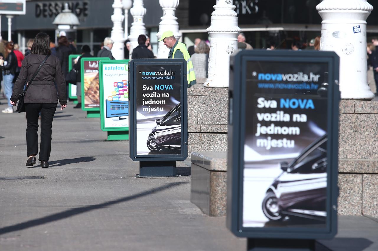 31.03.2016., Zagreb - Na glavnom gradskom trgu osvanuli novi kosevi za smece. Radnici uzurbano mijenjaju stare koseve za smece s novim kosevima.   Photo: Sanjin Strukic/PIXSELL