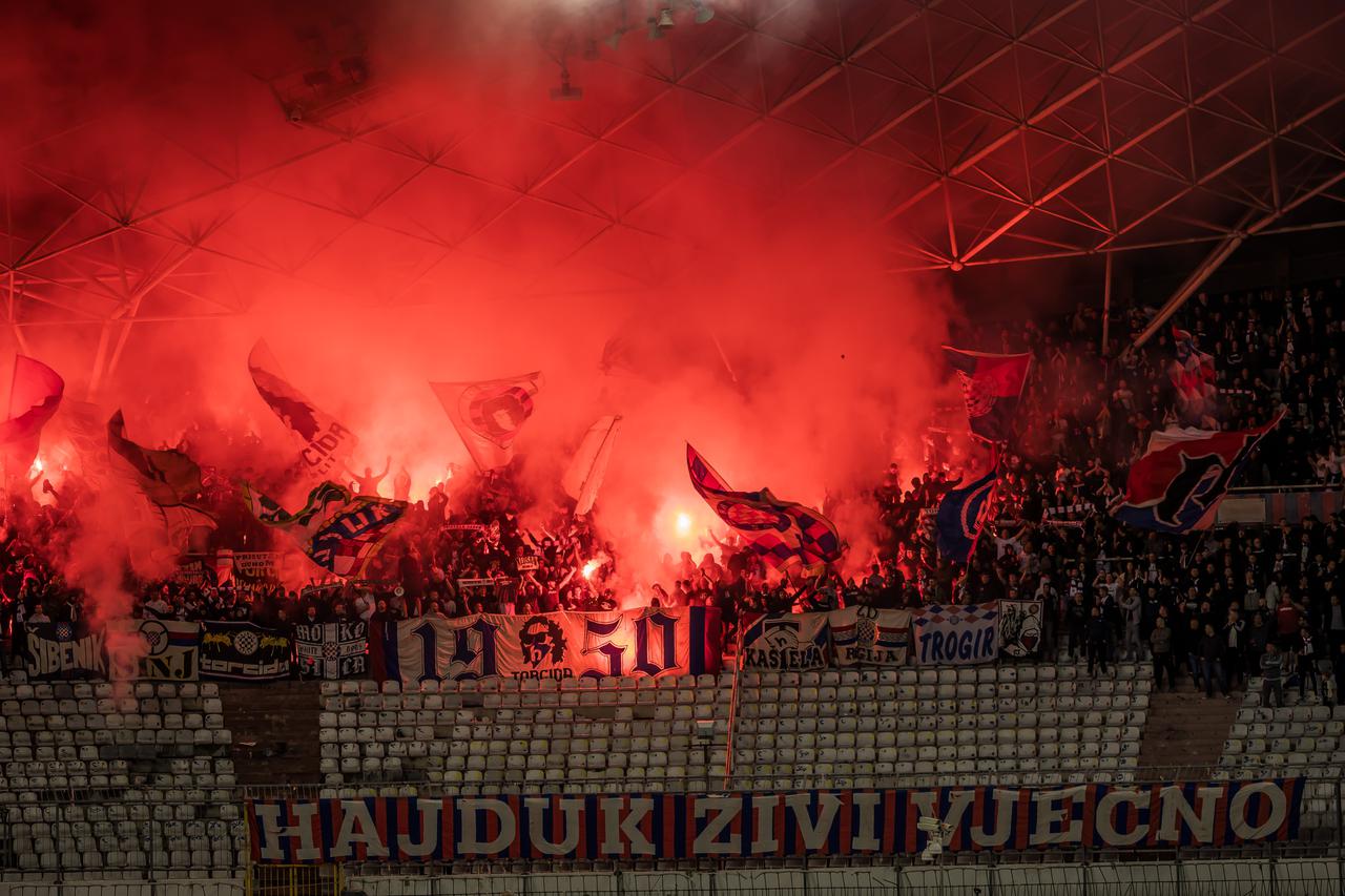 Split: Navijači i bakljada tijekom utakmice Hajduk - Osijek