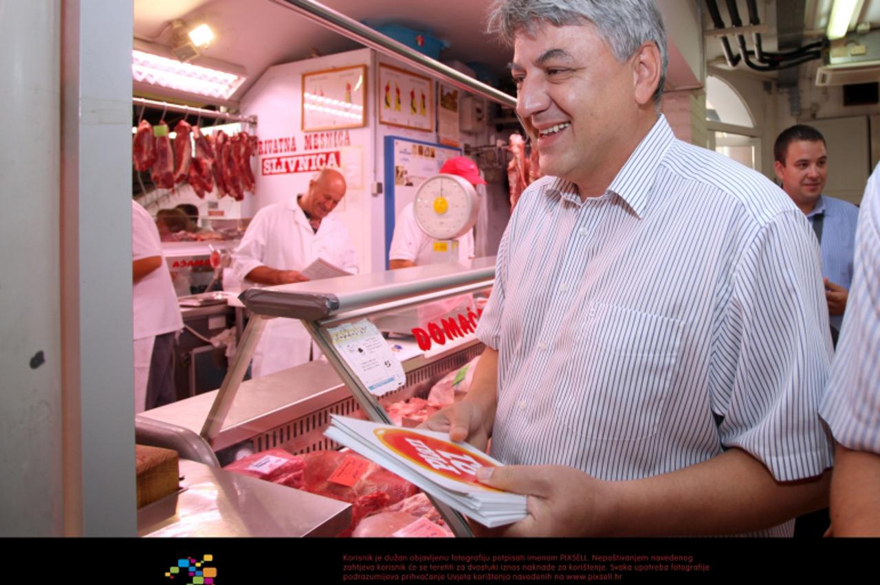 '17.09.2011., Rijeka - Predstavnici Kukuriku koalicije gradjanima na trznici predstavili predizborni program Plan 21. Zlatko Komadina.  Photo: Nel Pavletic/PIXSELL'