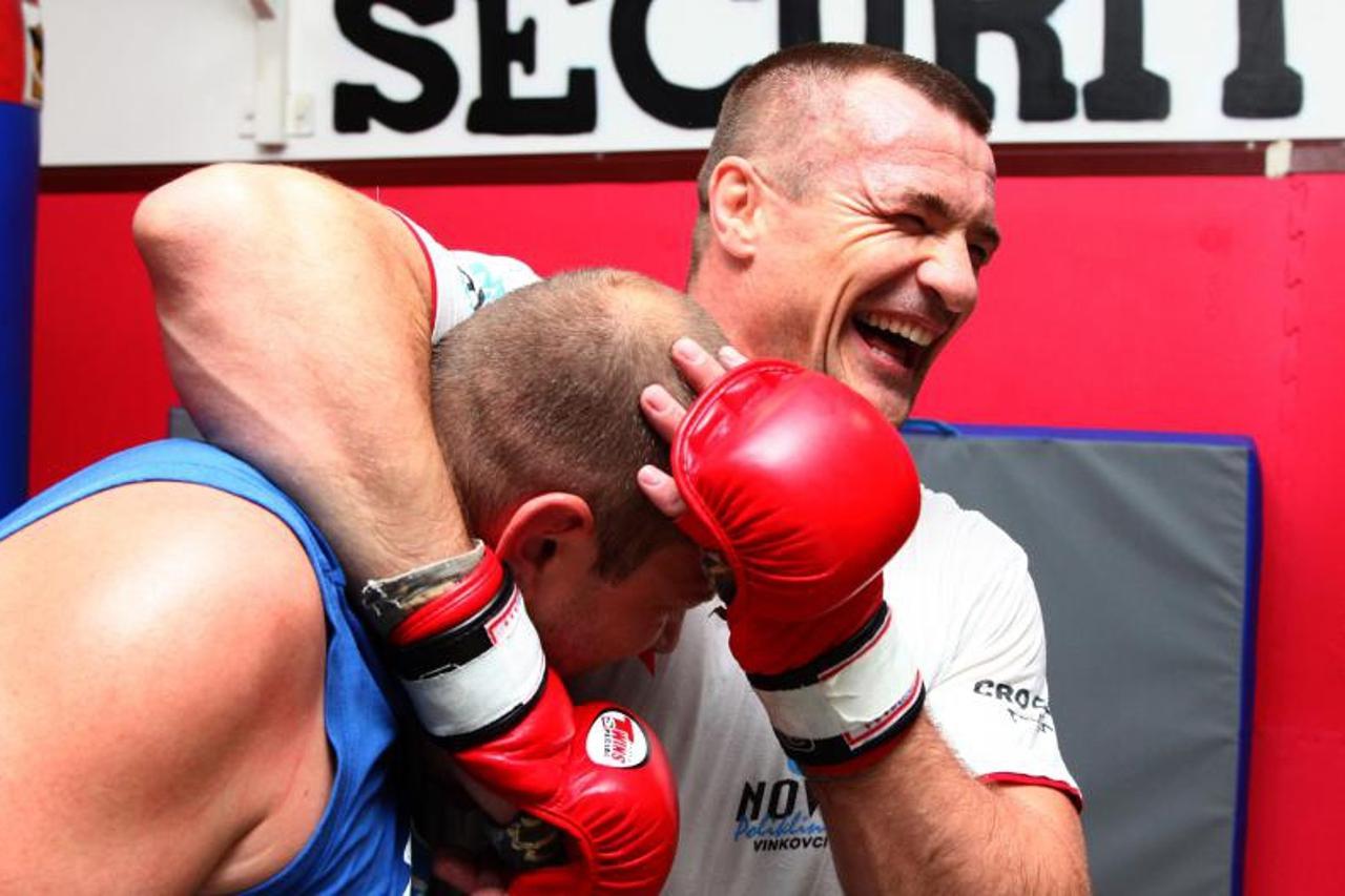 '15.07.2010.Zagreb, Hrvatska -  Borcec, Teskovec 15,kuca Mirka Filipovica.Niksa Gvardiola, novinar 24 sata usudio se uci u ring s Mirkom Filipovicem i odradit jedan mali dio treninga s njim.Photo: Mar